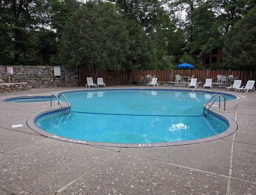 Beautiful Vacation Apartments On Serene Gull Lake