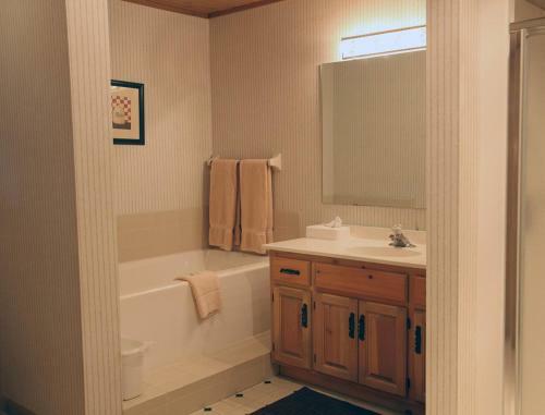 Beautiful Vacation Apartments On Serene Gull Lake