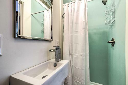 Walk To Beach From Chic Old Town Apartment With Yard