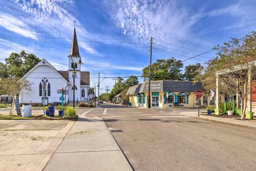 Walk To Beach From Chic Old Town Apartment With Yard