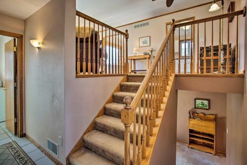 Suburban Gem With Yard And Deck 5mi From Dtwn Rochester!