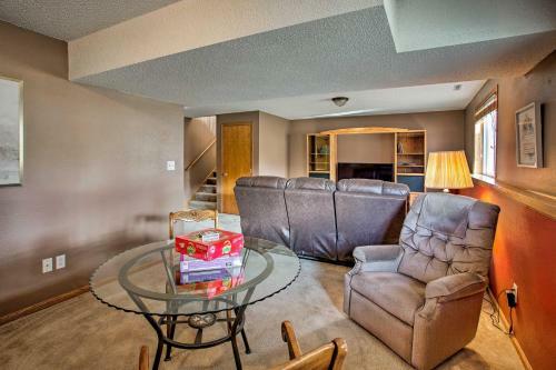 Suburban Gem With Yard And Deck 5mi From Dtwn Rochester!