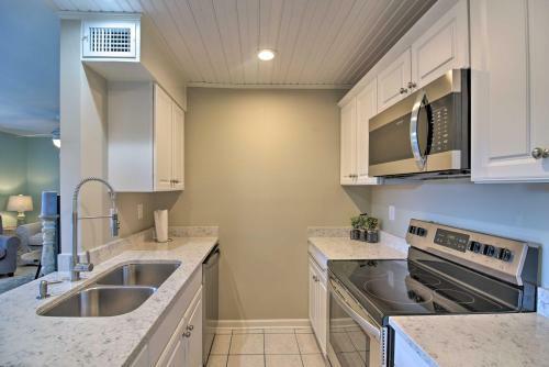Apartamento 1st Floor, Renovated And Updated Condo With Pool