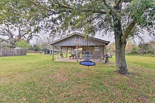 Cozy Pass Christian House With Porch Steps From Beach