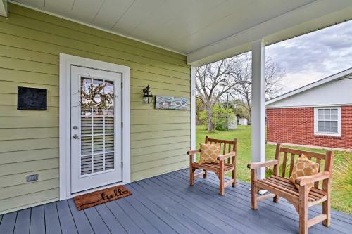 Cozy Pass Christian House With Porch Steps From Beach
