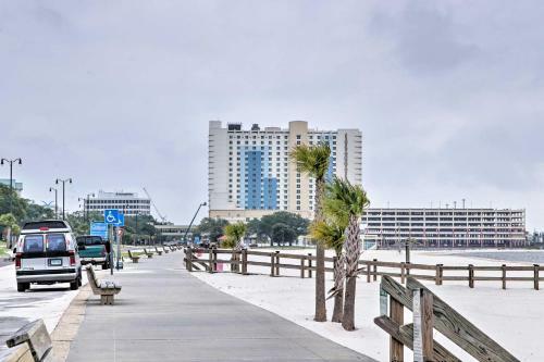 Gulfport Home With Deck And Grill, Walk To Beach!