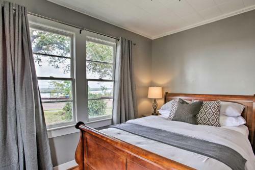 Charming Cottage With Mississippi River Views!