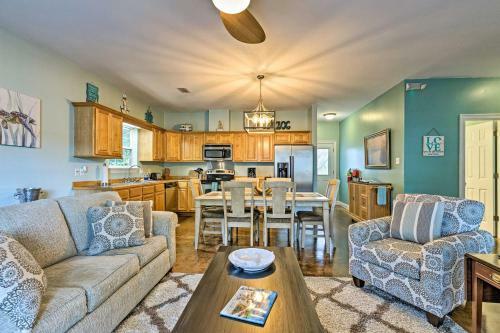Charming Coastal Cottage Walk To Beach And Downtown!