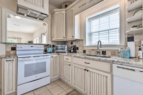 Gulf Coast Getaway With Water Views - Walk To Beach!