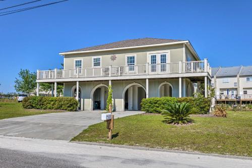 Gulf Coast Getaway With Water Views - Walk To Beach!