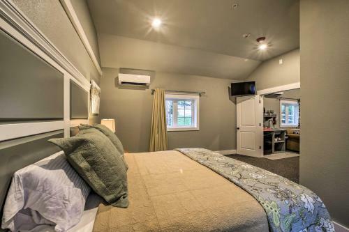 Downtown Branson Cottage With Pool Access!
