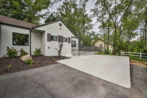 Downtown Branson Cottage With Pool Access!