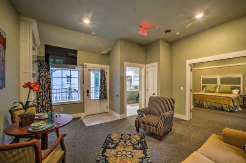 Downtown Branson Cottage With Pool Access!