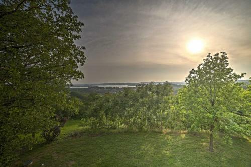 Charming Hillside Branson Home With Spacious Deck!