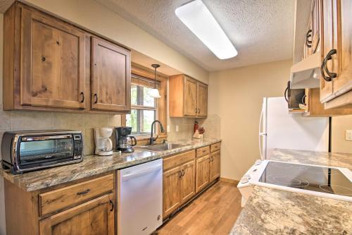 Refined Resort Residence Near Silver Dollar City!