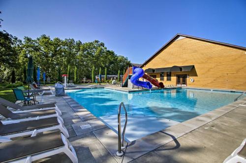 Refined Resort Residence Near Silver Dollar City!