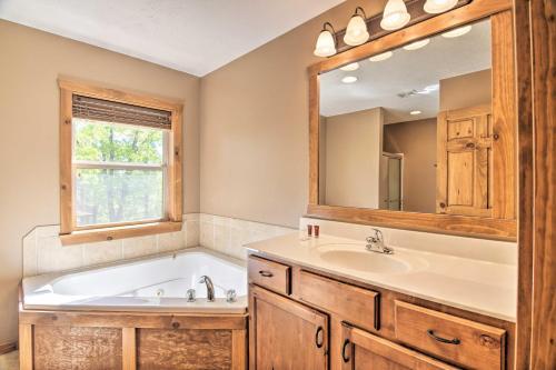 Refined Resort Residence Near Silver Dollar City!