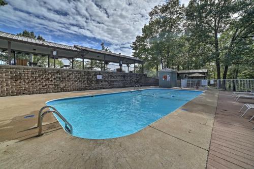 Apartamento Condo With Community Pool, 2mi To Silver Dollar City!