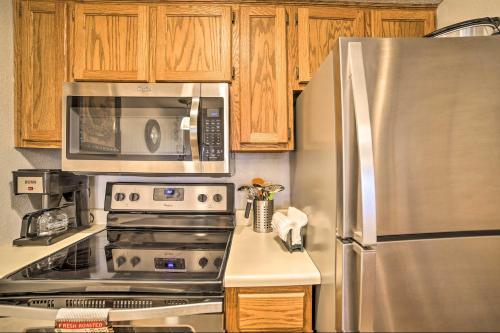 Apartamento Condo With Community Pool, 2mi To Silver Dollar City!
