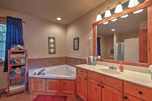 Branson Little Cedar Resort-style Cabin With Porch!