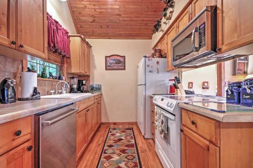 Branson Little Cedar Resort-style Cabin With Porch!