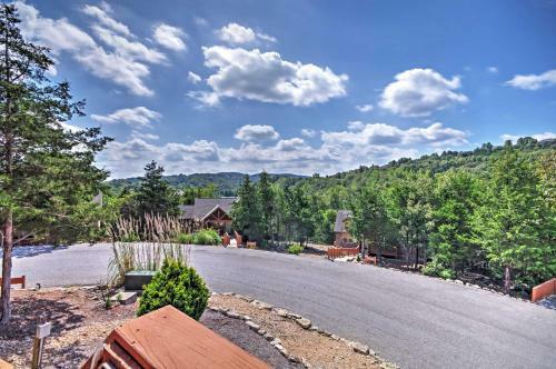 Branson Little Cedar Resort-style Cabin With Porch!