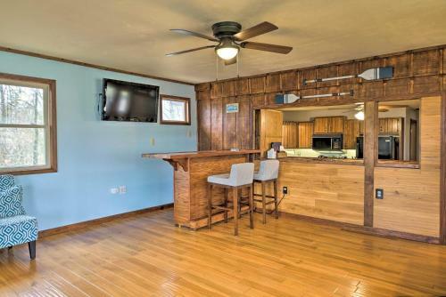 Table Rock Getaway With Fire Pit And Lake Access!