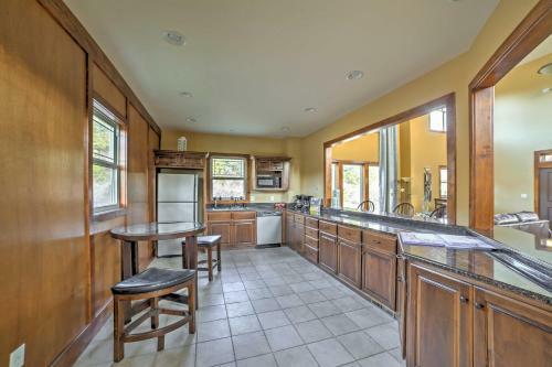 Expansive Hollister Retreat With Deck And Pool Access!