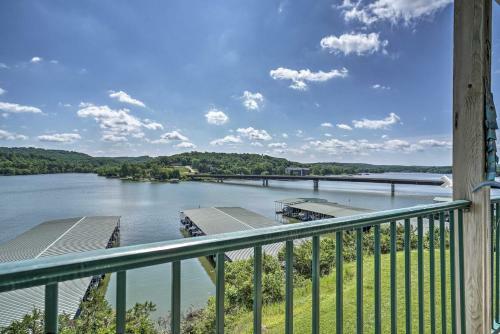 Apartamento Lakefront Camdenton Condo With Deck, Shared Pool