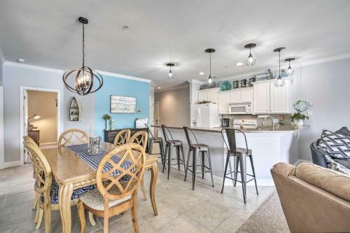 Apartamento Lakefront Camdenton Condo With Deck, Shared Pool