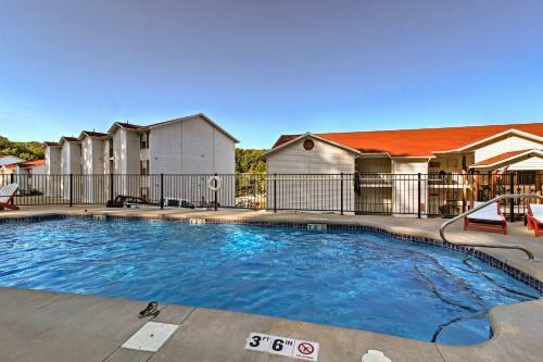 Apartamento Waterfront Lake Ozark Condo With Balcony And Pool