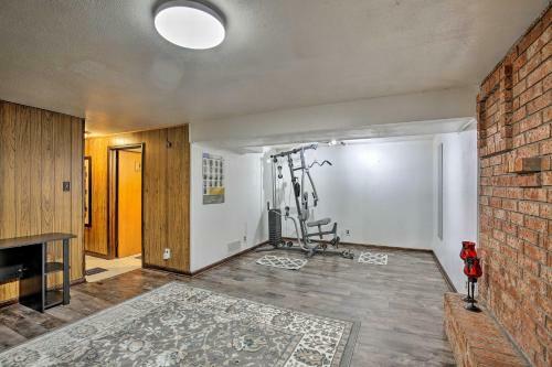 Pet-friendly Getaway With Yard - 12mi To Downtown Kc