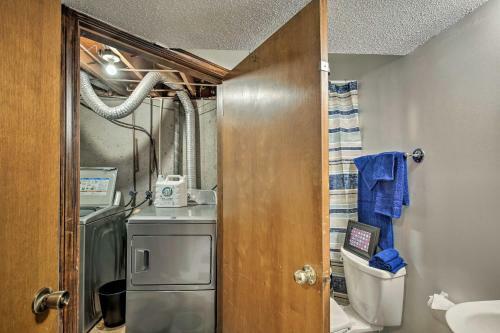 Pet-friendly Getaway With Yard - 12mi To Downtown Kc