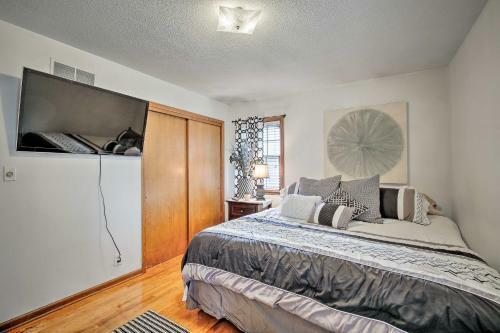 Pet-friendly Getaway With Yard - 12mi To Downtown Kc