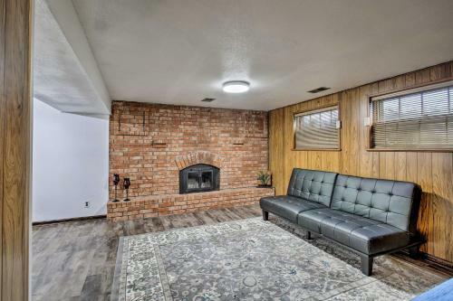 Pet-friendly Getaway With Yard - 12mi To Downtown Kc
