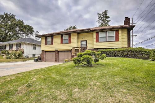 Pet-friendly Getaway With Yard - 12mi To Downtown Kc