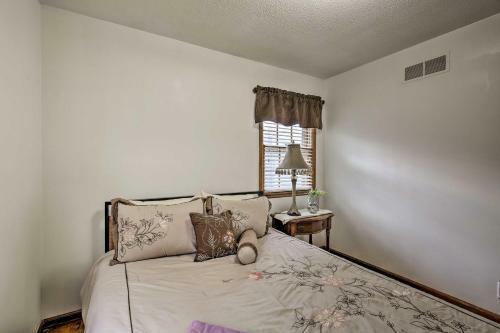 Pet-friendly Getaway With Yard - 12mi To Downtown Kc