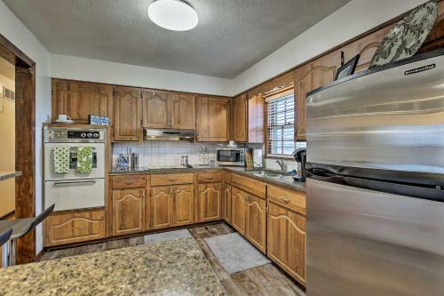Pet-friendly Getaway With Yard - 12mi To Downtown Kc