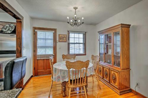 Pet-friendly Getaway With Yard - 12mi To Downtown Kc