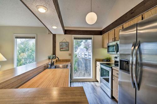 Margaritaville Resort Home With Lake-view Deck!