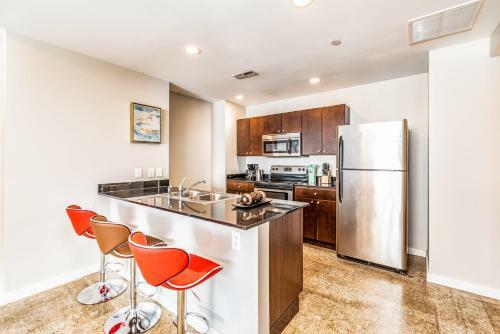 Jacuzzi In The Sky Luxe Condo By Cozysuites