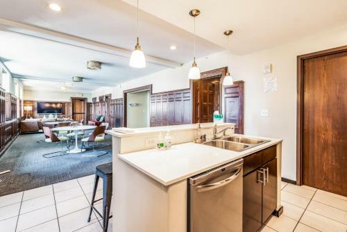 Jacuzzi In The Sky Luxe Condo By Cozysuites