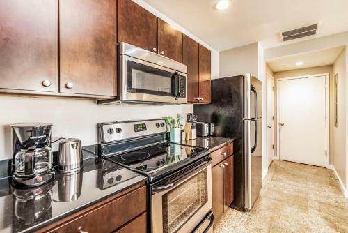 Jacuzzi In The Sky Luxe Condo By Cozysuites