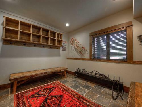 Souvenirs Lodge By Big Sky Vacation Rentals