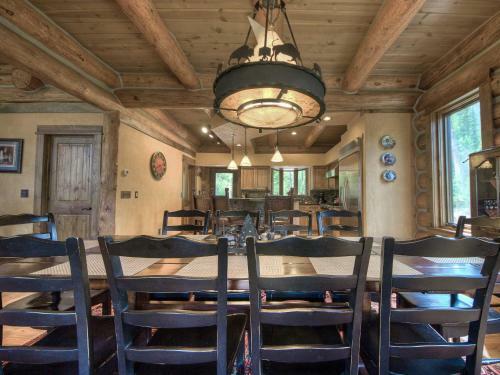Souvenirs Lodge By Big Sky Vacation Rentals
