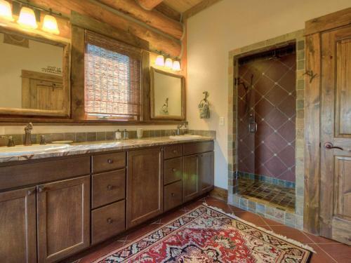Souvenirs Lodge By Big Sky Vacation Rentals