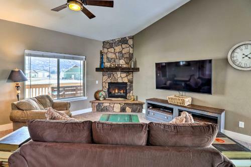 Rustic Glacier Gem With Mountain Views And Patio