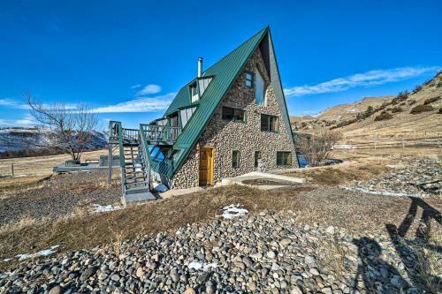 Unique Cabin With Indoor Pool And Mountain Views!