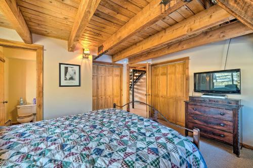 Unique Cabin With Indoor Pool And Mountain Views!