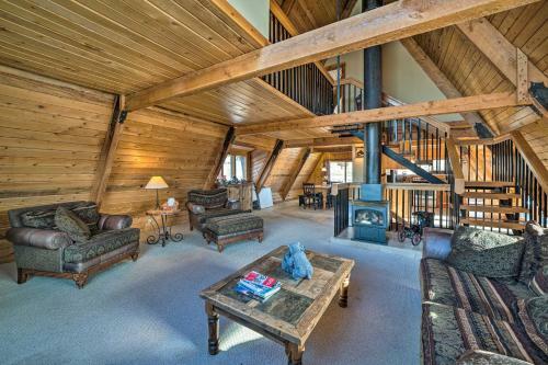 Unique Cabin With Indoor Pool And Mountain Views!